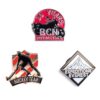 Pins i järn med egen form och logodesign i mjuk emalj